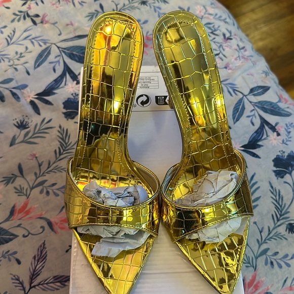 Gold Pumps - Picture 1 of 4